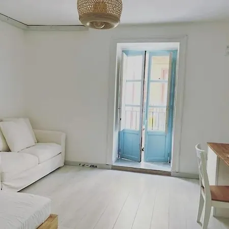 Apartment 12 - Two Minute Walk To The Sea